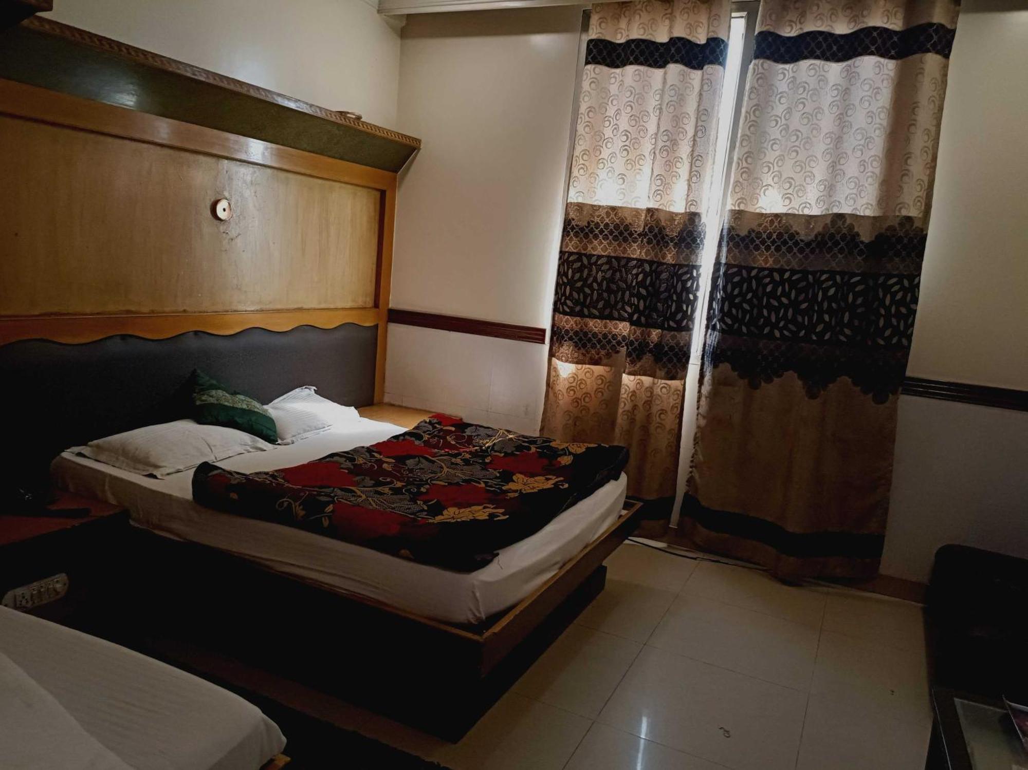 Oyo 75948 Hotel Tushar Continental นิวเดลี ภายนอก รูปภาพ