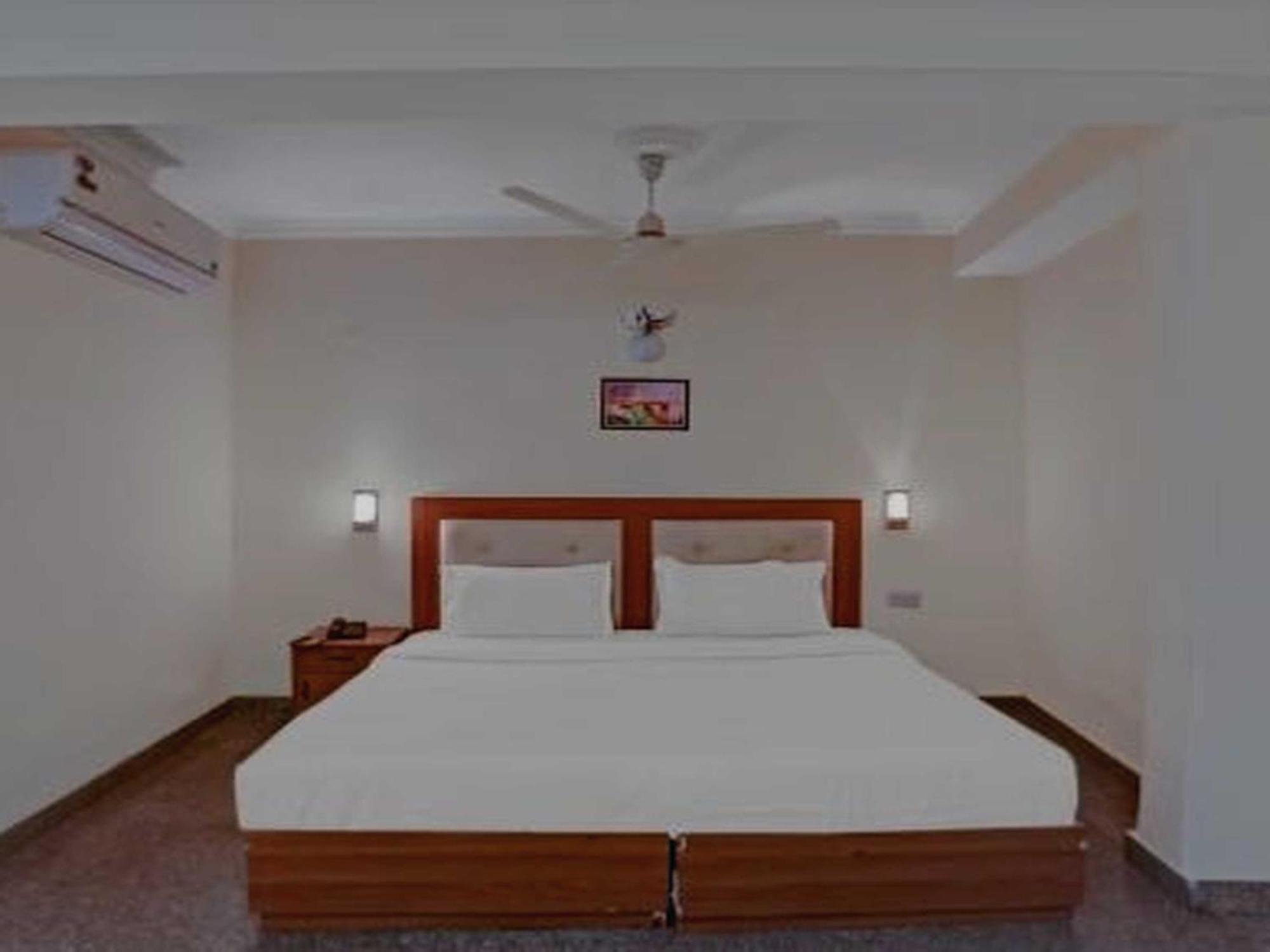Oyo 75948 Hotel Tushar Continental นิวเดลี ภายนอก รูปภาพ