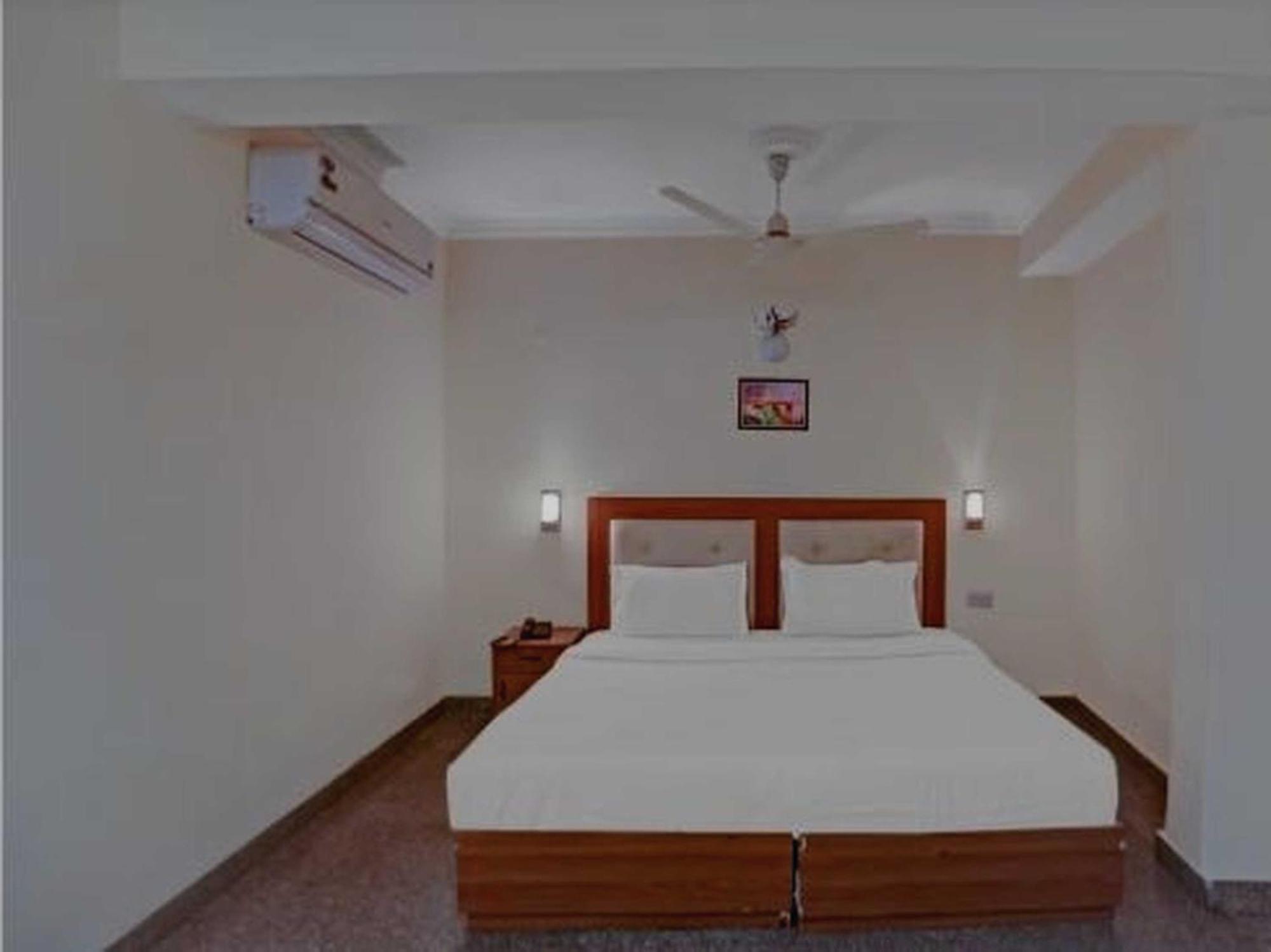 Oyo 75948 Hotel Tushar Continental นิวเดลี ภายนอก รูปภาพ